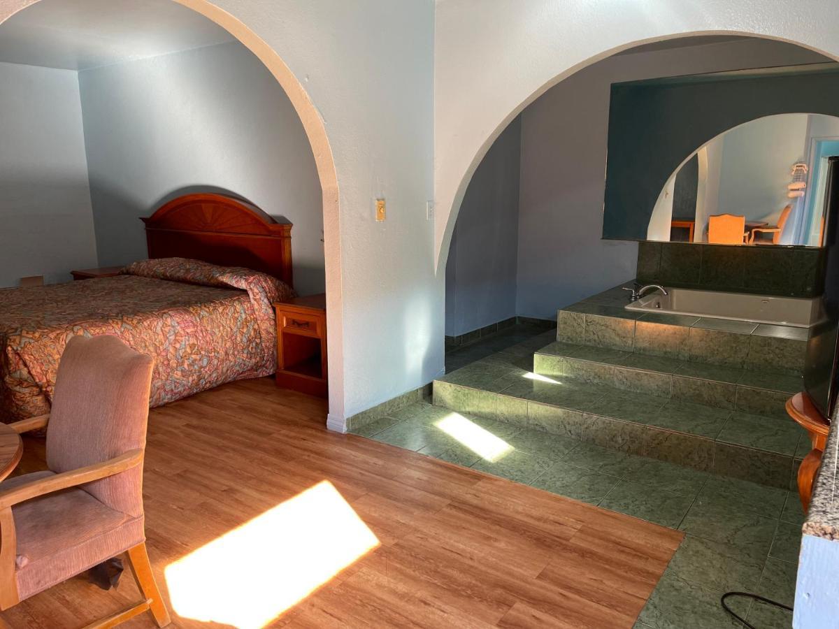 Full Moon Inn Huntington Park Bagian luar foto