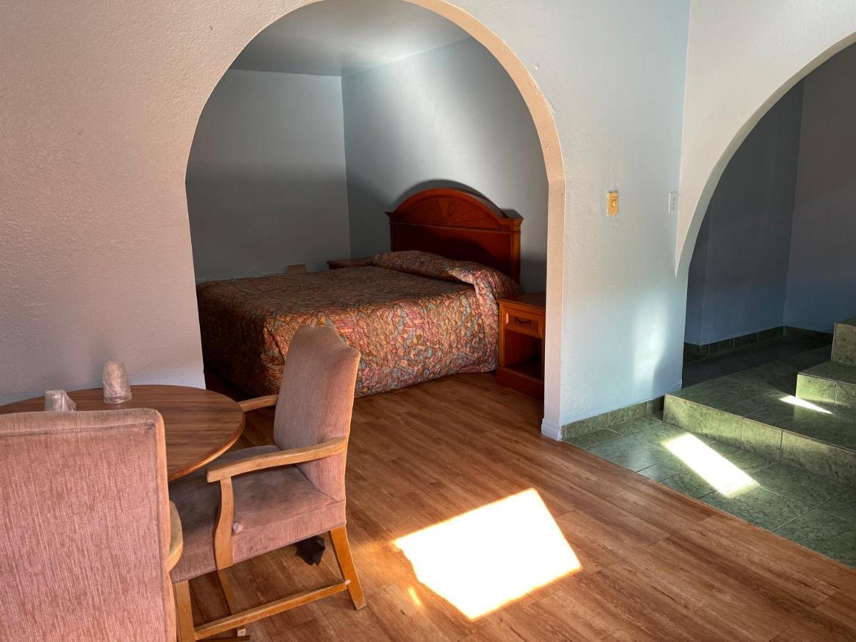 Full Moon Inn Huntington Park Bagian luar foto